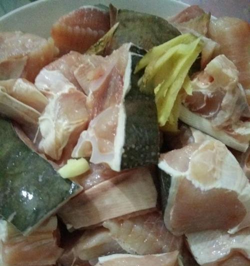 如何制作美味的酸梅蒸魔鬼鱼（掌握酸梅调味技巧）
