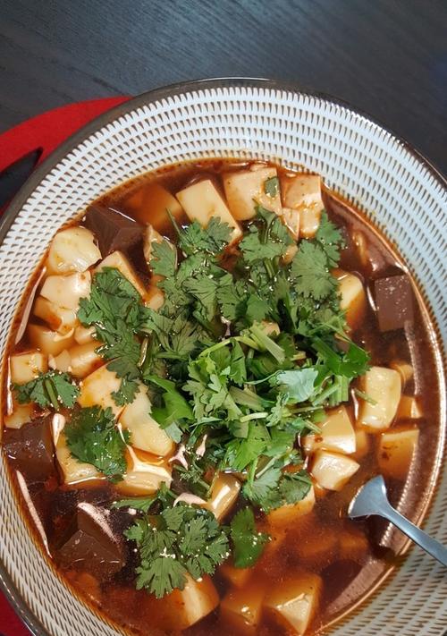 酸辣鸭血的制作方法（领略口感独特的酸辣美味）