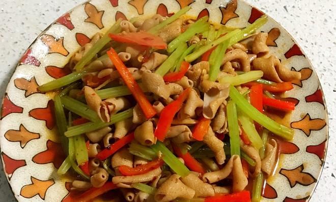 酸辣鸭肠的家常做法（口感鲜美）