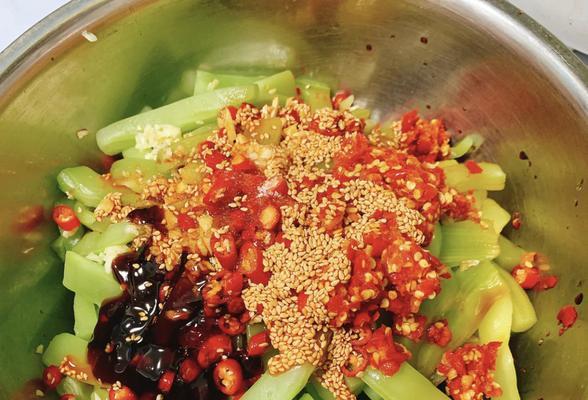 酸辣莴笋丝的做法（学会一道口感爽口、味道独特的佳肴）
