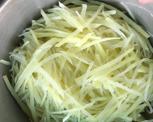酸辣土豆条做法大揭秘（快手美食酸辣口感健康好味）