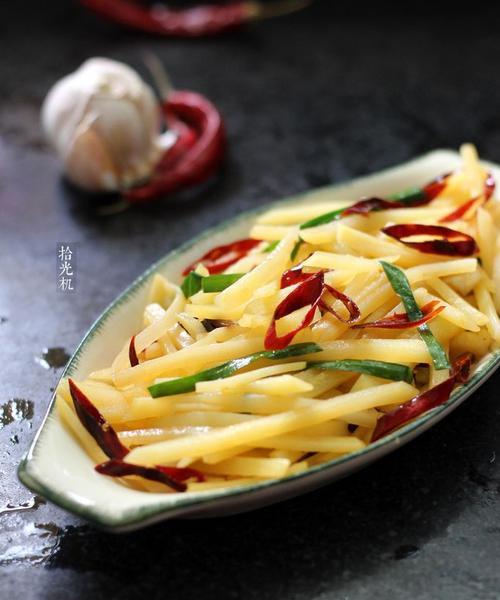 酸辣土豆丝儿的秘密做法（一份传统美味的家常菜）