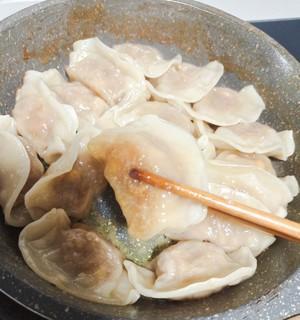 手把手教你做酸辣速冻水饺（口感鲜美）