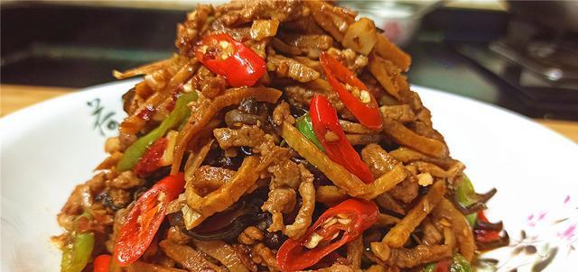 酸辣肉丝的制作方法（学习如何制作最美味的酸辣肉丝）