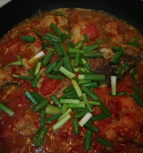 掌握酸辣鲤鱼做法，轻松烹饪美味佳肴（以家庭厨房为舞台）