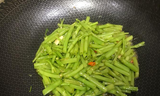 酸辣空心菜梗的口感与美味（以空心菜梗为原料）