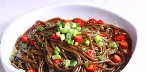 酸辣蕨根粉的美食制作（掌握制作技巧）
