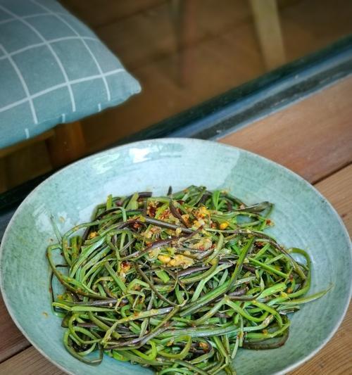 酸辣蕨菜的做法（营养美味的家常小菜）