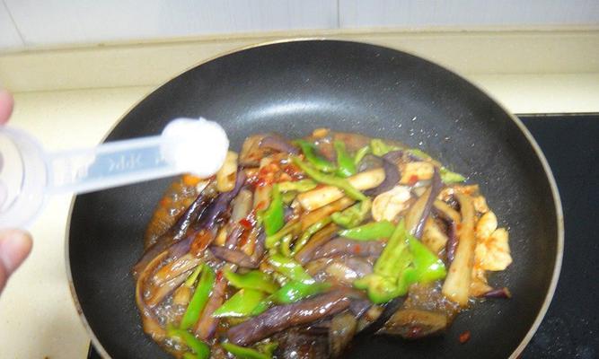 酸辣耗油茄子的做法大揭秘（传统美食口感升级）