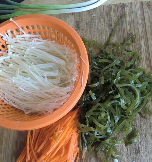 美味又健康的酸辣海带丝汤（传统汉族美食）