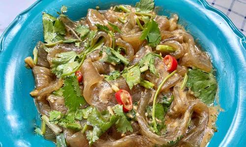 酸辣拌粉，一道地道的中式美食（教你做一碗口感绝佳的酸辣拌粉）