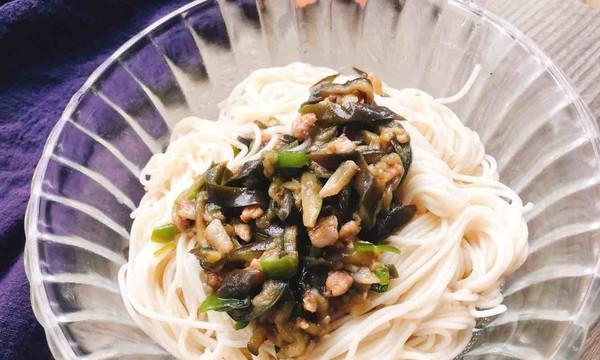 如何做出美味酸豆角肉沫打卤面（用家常菜的做法让你在家也能吃到小吃摊的味道）