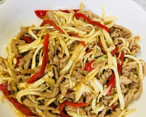 酸豆角茭白炒腊肠的家常美食（清爽可口的夏日佳肴）
