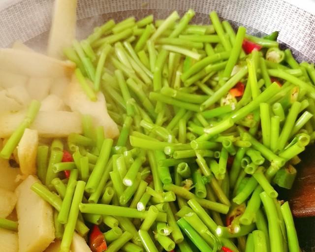 酸脆空心菜梗炒肉丝，开胃美味（用酸甜口感调味）