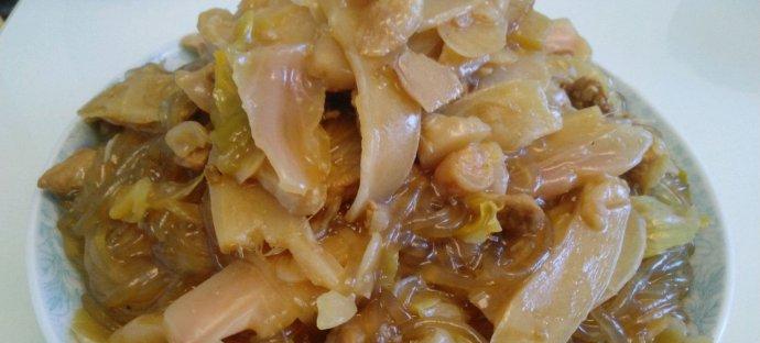 酸菜猪肉炖粉条的美味做法（家常炖菜不可少）