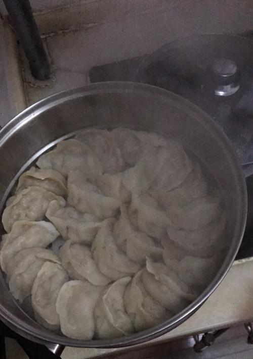 酸菜油渣饺子的制作方法（学会制作酸菜油渣饺子）
