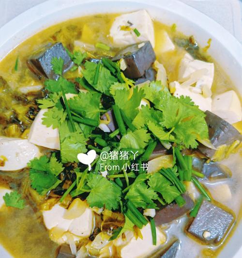 美味可口的酸菜鸭血（一道家常菜让你垂涎欲滴）
