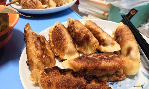手把手教你做酸菜馅锅贴（不出门在家也能吃到美味煎饺）