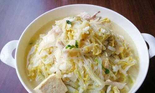 《酸菜鲜虾冻豆腐的制作方法》（一道清爽美味的夏日佳肴）