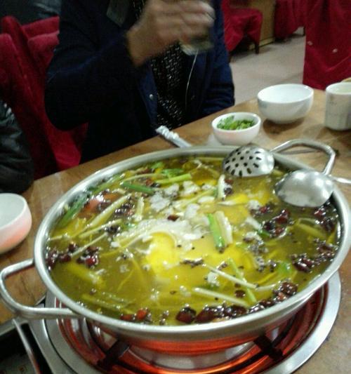 酸菜烧猪手，香气四溢的美味佳肴（教你如何制作酸菜烧猪手）