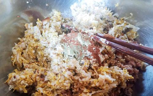 制作酸菜肉蒸饺，让味蕾享受美食盛宴（制作酸菜肉蒸饺）
