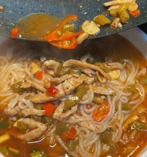 如何制作美味的酸菜肉丝米粉汤（来自四川的经典美食）