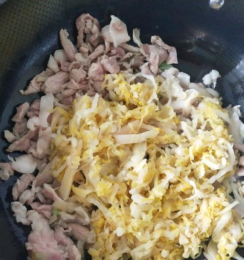 学做酸菜肉片，美味又健康（教你做出好吃又不油腻的家常美食）
