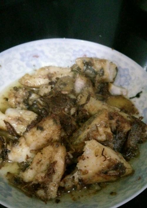 酸菜焖草鱼，鲜香美味的家常佳肴（烹制秘诀与步骤）
