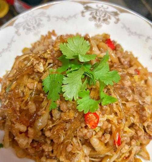 家常酸菜粉条炖鱼的做法（营养美味的鱼肉菜肴）