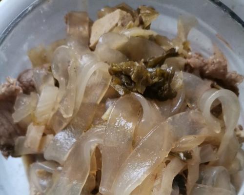 酸菜粉条冻豆腐炖，营养美味又方便（一碗美味的家常汤）
