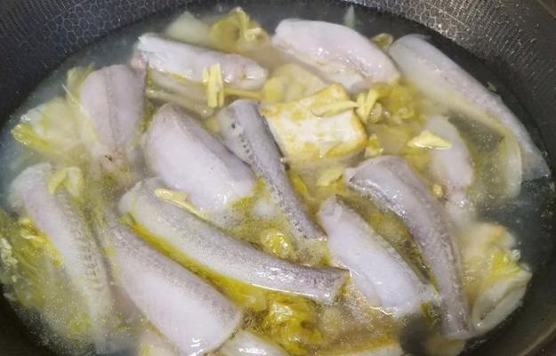 酸菜豆腐鱼的做法（教你如何做一道爽口美食）