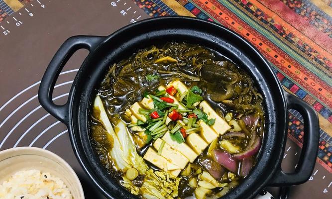 如何制作美味酸菜豆腐（掌握简单步骤）