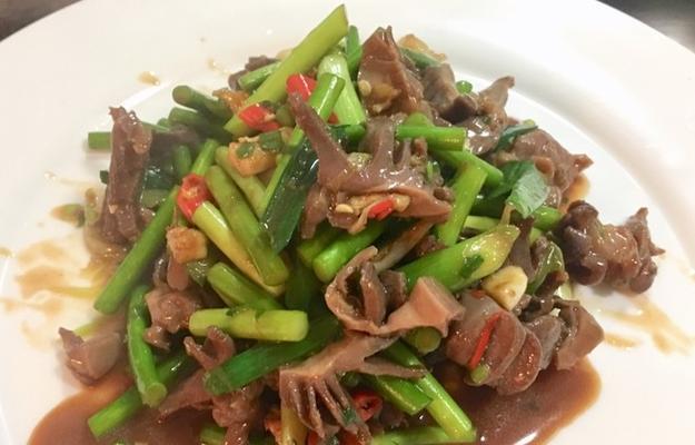 酸菜炒鸭胗的做法（掌握酸菜炒鸭胗的诀窍）
