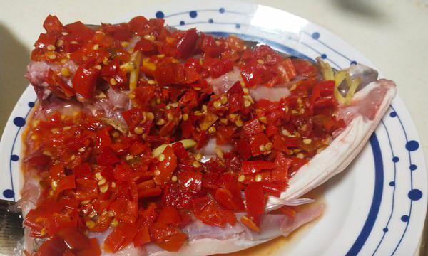 双拼剁椒鱼头的制作方法（一道美味的湘菜）
