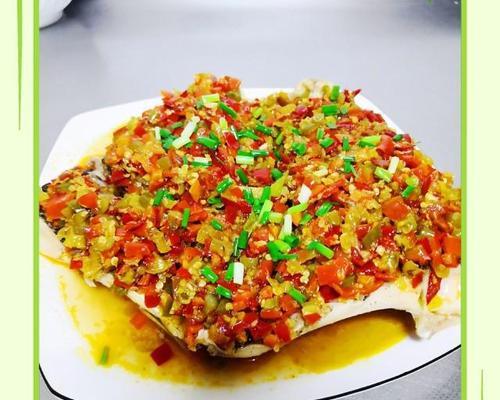 双拼剁椒鱼头的制作方法（一道美味的湘菜）