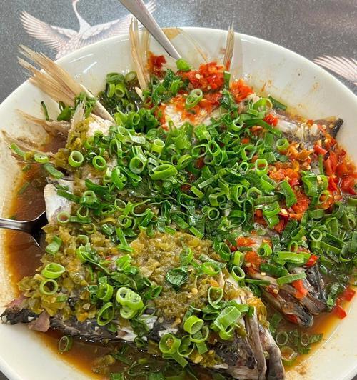 双拼剁椒鱼头的制作方法（一道美味的湘菜）