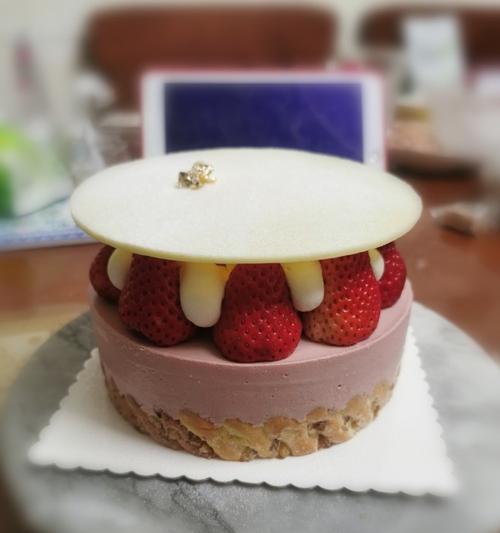 轻松制作双莓柠檬茶，舒缓夏日燥热（使用新鲜材料）