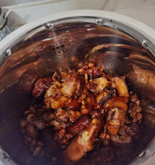 双料炖猪蹄，肉嫩骨酥，鲜香四溢（掌握炖制技巧）