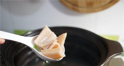 鲜美可口的双莲墨鱼汤（传统佳肴的烹制秘诀与营养价值）