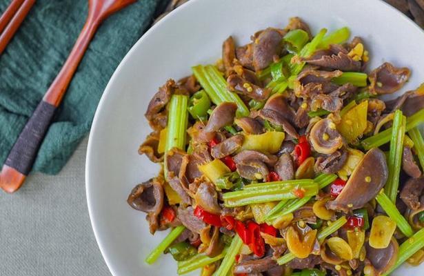 双椒鸭杂的做法详解（传统美食）