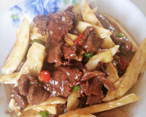 学会双椒素鸡炒牛肉，尽享美味饕餮（一道热辣时尚的家常菜）