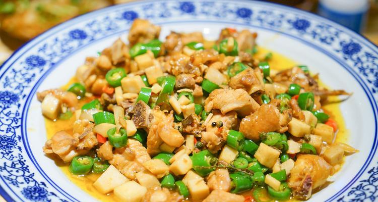 学会双椒素鸡炒牛肉，尽享美味饕餮（一道热辣时尚的家常菜）