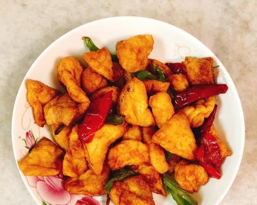 学会双椒素鸡炒牛肉，尽享美味饕餮（一道热辣时尚的家常菜）