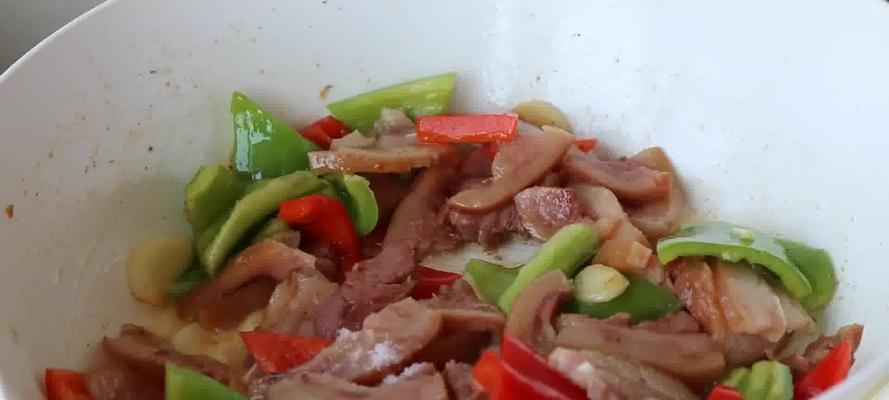 双椒肉沫的绝妙做法（以辣椒和青椒为基础）