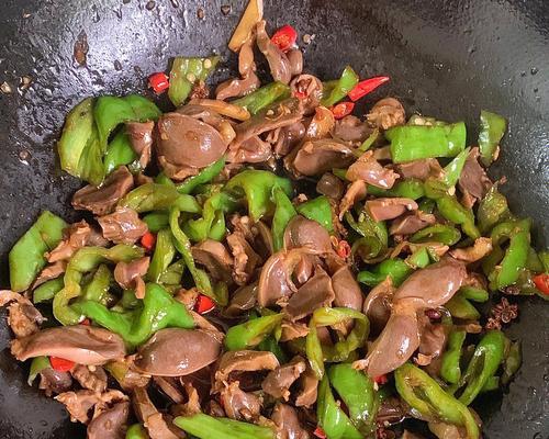 双椒鸡胗的烹饪技巧（让你一次性掌握双椒鸡胗的制作方法）