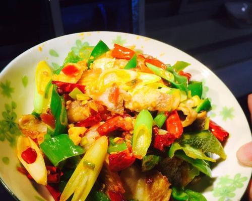 双椒回锅肉，香辣可口的美食（一步步教你制作美味的双椒回锅肉）