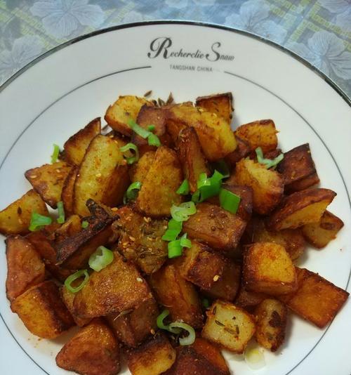 双椒锅巴土豆的制作方法（一款香辣可口的家常美食）