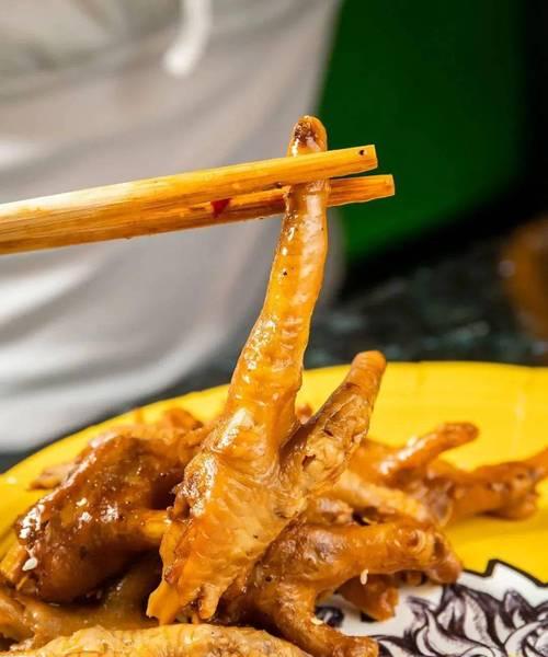 双椒凤爪，美味佳肴不容错过（烹饪技巧、佐料搭配、口感体验）