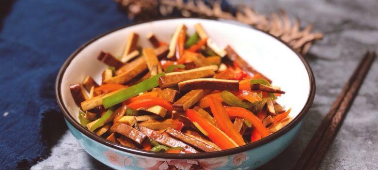 双椒豆腐的制作方法（健康美味）