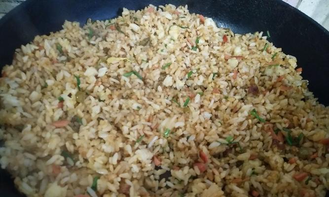 双椒蛋炒饭的制作方法（打造美味健康的家常饭菜）